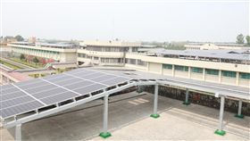 屏東監獄將一半的房舍屋頂出租設置太陽能光電，總面積1萬205平方公尺，每年可為國庫帶來新台幣約72萬元的收益，30日舉行竣工揭幕，為全台首座太陽能監獄。(中央社)