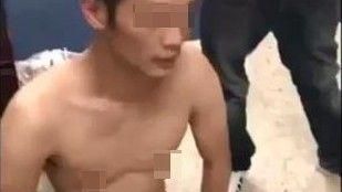 滴蠟懲罰下跪裸男　警查違法動用私刑