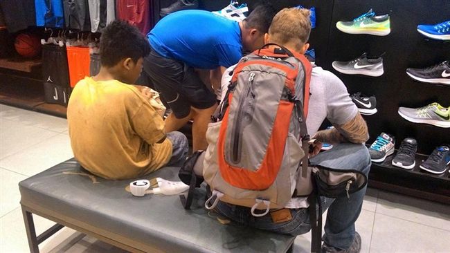 不捨男童赤腳賣花　暖心遊客送他新鞋