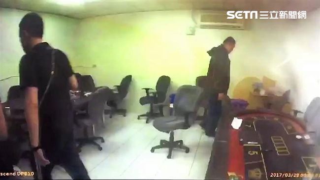 屁孩拍檔經營賭場　警破門嚇哭女賭客
