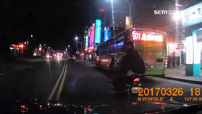 不滿被按喇叭　違規騎士比中指回嗆