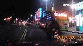 不滿被按喇叭　違規騎士比中指回嗆