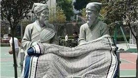 大陸,湖南,湖南大學,校園,朱熹,張栻,雕像,棉被,曬棉被,微博　圖／翻攝自微博