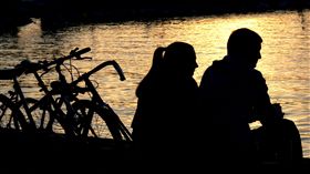 情侶
https://www.flickr.com/photos/dragunsk/2445981396/in/photolist-4J9i43-5EbqAp-7MWBNM-6XYwbE-aceoQu-6FBWmS-qU5NY-cvBRKb-dWDdJ-ofRy-erSetS-9TpWFh-j9248-asBFrQ-6tHjzM-8zYxQ5-4DXUuQ-fL5G4w-CsaAjc-r4HA7c