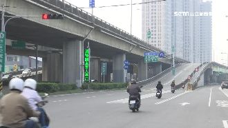 台中94狂！機車族竟無視紅燈直直闖