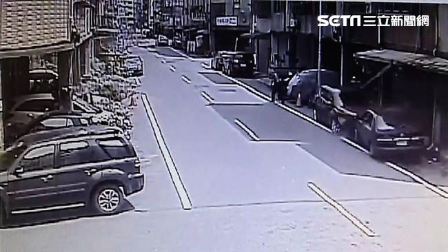 怪賊偷車運乙炔鋼瓶　失控自撞赤腳逃