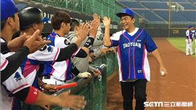 吳宗憲二度替桃猿開球（圖／記者陳怡汝攝）