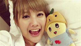 J女郎疑戀小15歲嫩男，遭對方母親嗆黑道分手，她憤而提告。（圖／翻攝羅康妮臉書）