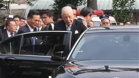 PD
李元簇追思會 李登輝感懷（2）
前總統李登輝（前中）31日在台北市出席昔日副手、前
副總統李元簇追思會時表示，抱著感恩與懷念的心參加
追思祝福會。李元簇不計毀譽、不畏權勢，是「最佳的
幕僚典範」。
中央社記者吳家昇攝 106年3月31日