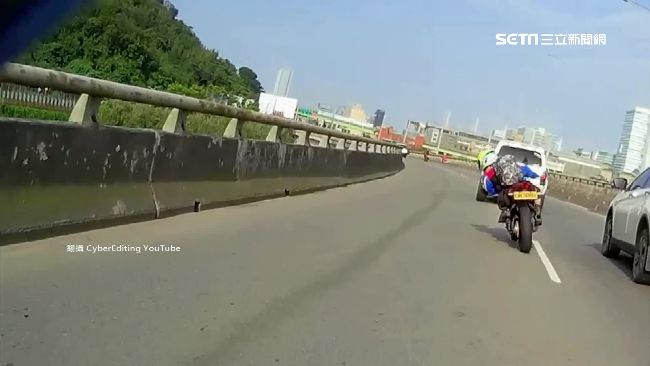 重機騎士硬要扭頭過彎　網：恥度頂天
