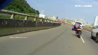 重機騎士硬要扭頭過彎　網：恥度頂天