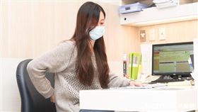 醫師陳威廷說，坐著時腰椎承受的壓力是站著時的1.5倍。（圖非新聞當事人／新光醫院提供）