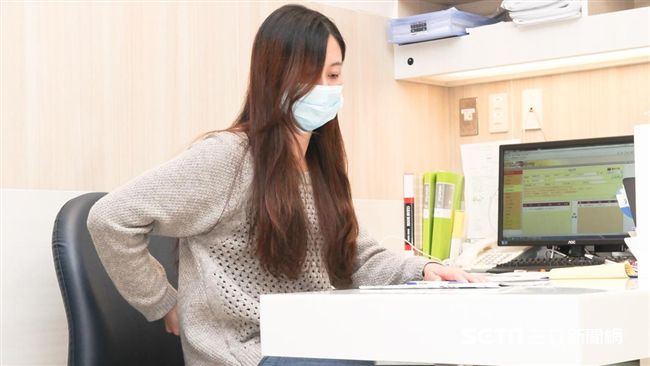 天天工作長坐8小時　她腰痛到不能走