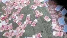 鈔票,私房錢,曬棉被,棉被,大陸,福建/微博