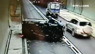 胎紋不足釀禍！小貨車雪隧爆胎翻車