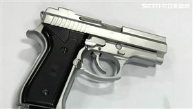 魏男將貨車違停在自家巷口遭警取締，卻意外被查獲改造手槍1把及子彈5顆（翻攝畫面）