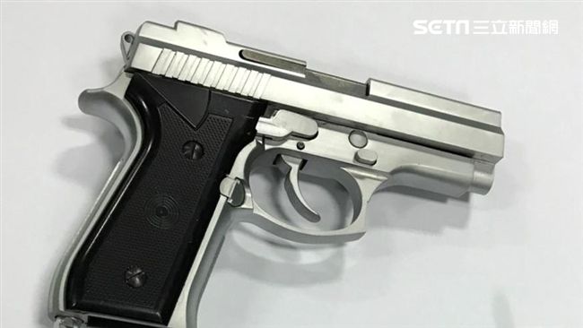 調整椅背卻不移車　警取締違停搜出槍