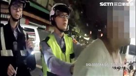 林男遇搭乘友人便車卻撞見警員，他心虛轉身遭攔下盤查，警方在車底撿到林男丟棄的濕紙巾袋，內藏1包安非他命當場就逮（翻攝畫面）