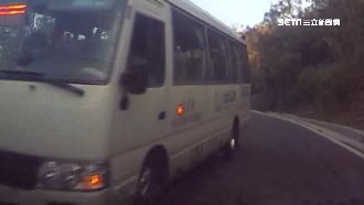 載客公車山區飆速超車　險撞對向車