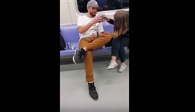 機場捷運　喝酒　老外　翻攝自YOUTUBE