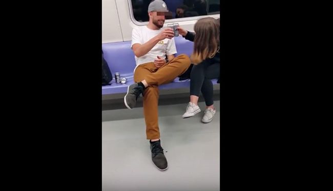 扯！兩老外機捷車廂開趴　喝酒放音樂