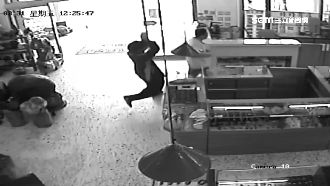 玉石店百萬藍寶石遭搶　老闆頭破血流