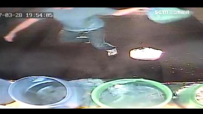 用錯垃圾袋遭拒收　男拿垃圾砸清潔員