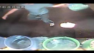 用錯垃圾袋遭拒收　男拿垃圾砸清潔員