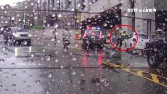 阻通緝犯逃逸　警懸空抓車窗搏命逮人