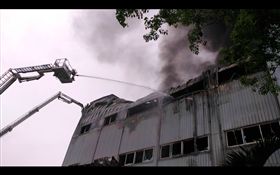 經歷8小時搶救，帆布工廠火勢漸小。（圖／新北市消防局提供）