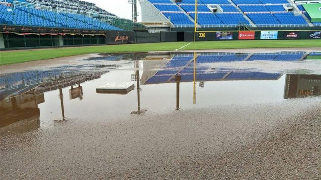 桃園、新莊球場積水　雙重賽午場延賽