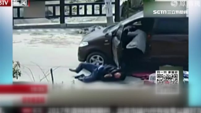 手煞車沒拉…騎士被撞飛又遭二度傷害