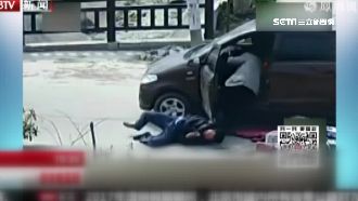 手煞車沒拉…騎士被撞飛又遭二度傷害