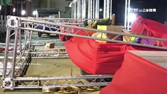 9級強風狂掃台南　廟會舞台遭吹垮