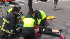林姓女騎士遭撞飛後，下半身遭灑水車輾過（圖／新北市消防局提供）