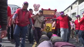 -大甲媽祖-遶境-信眾-鑽轎底-鑽轎腳-