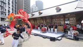 歷經兩次解構遷移再度重組的新北投車站工程完工，1日正式對外開放。相關單位舞龍舞獅慶祝車站重新回娘家。
中央社記者徐肇昌攝 106年4月1日