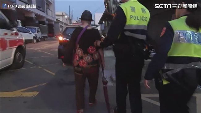 暖警溫情　老婆婆跌坐警協助返家