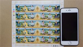 泰國最長郵票 紀念前泰王在位70年
泰國郵政總局1日正式發行有史以來最長的郵票，1枚長度有17公分，5枚小全張45泰銖，是為紀念前泰王蒲美蓬在位70年。
中央社記者劉得倉曼谷攝 106年4月1日