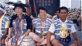 牙痛頭痛擦豬油　你不知道的蘭嶼人日常
許多人都曾到蘭嶼旅遊，但你不知道的是，蘭嶼人治療
頭痛、牙痛的萬靈丹竟是豬油，而且捕魚1小時卻得花2
小時分魚，現任雙福基金會執行長的林茂安（中）說，
令外人不解的習俗背後，都是滿載人情味的蘭嶼人日常
。
（林茂安提供）
中央社記者張茗喧傳真  106年4月1日