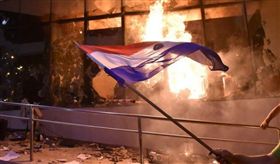 巴拉圭國會大廈前發生暴動。（圖／翻攝自Última Hora Twitter）