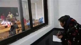 抄筆記,複習,老奶奶,阿嬤,孫子,鑫鑫,生活技能,聽課,教室,小腦萎縮,視神經,學校　圖／翻攝自都市成報微博