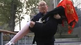 鄭佳佳娶充氣娃娃（圖／翻攝自《錢江晚報》）