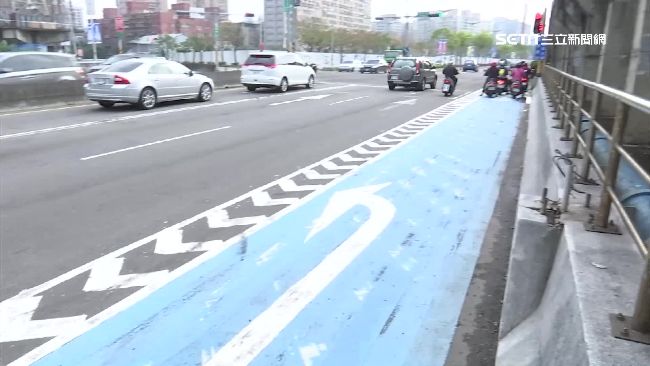 騎左轉專用道犁田　網友：藍藍路很滑