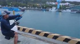 ▲墾丁牛港鰺「阿牛」被違法釣客釣起。（圖／翻攝自YouTube－Jason Liu頻道）