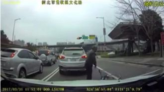 阿伯摔車疑製造假車禍　警：行車糾紛