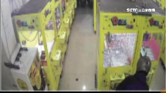 連續偷夾娃娃機　男敲破窗偷零錢落網