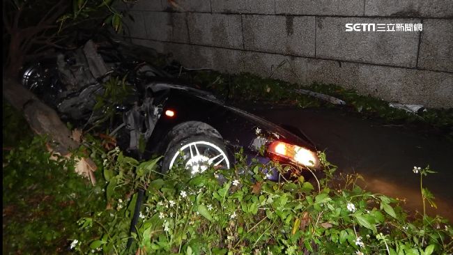 酒駕撞樹墜溝身亡　男酒測值1.56