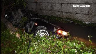 酒駕撞樹墜溝身亡　男酒測值1.56