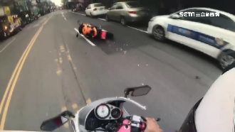 轎車迴轉害摔　騎士跳車滑行30公尺